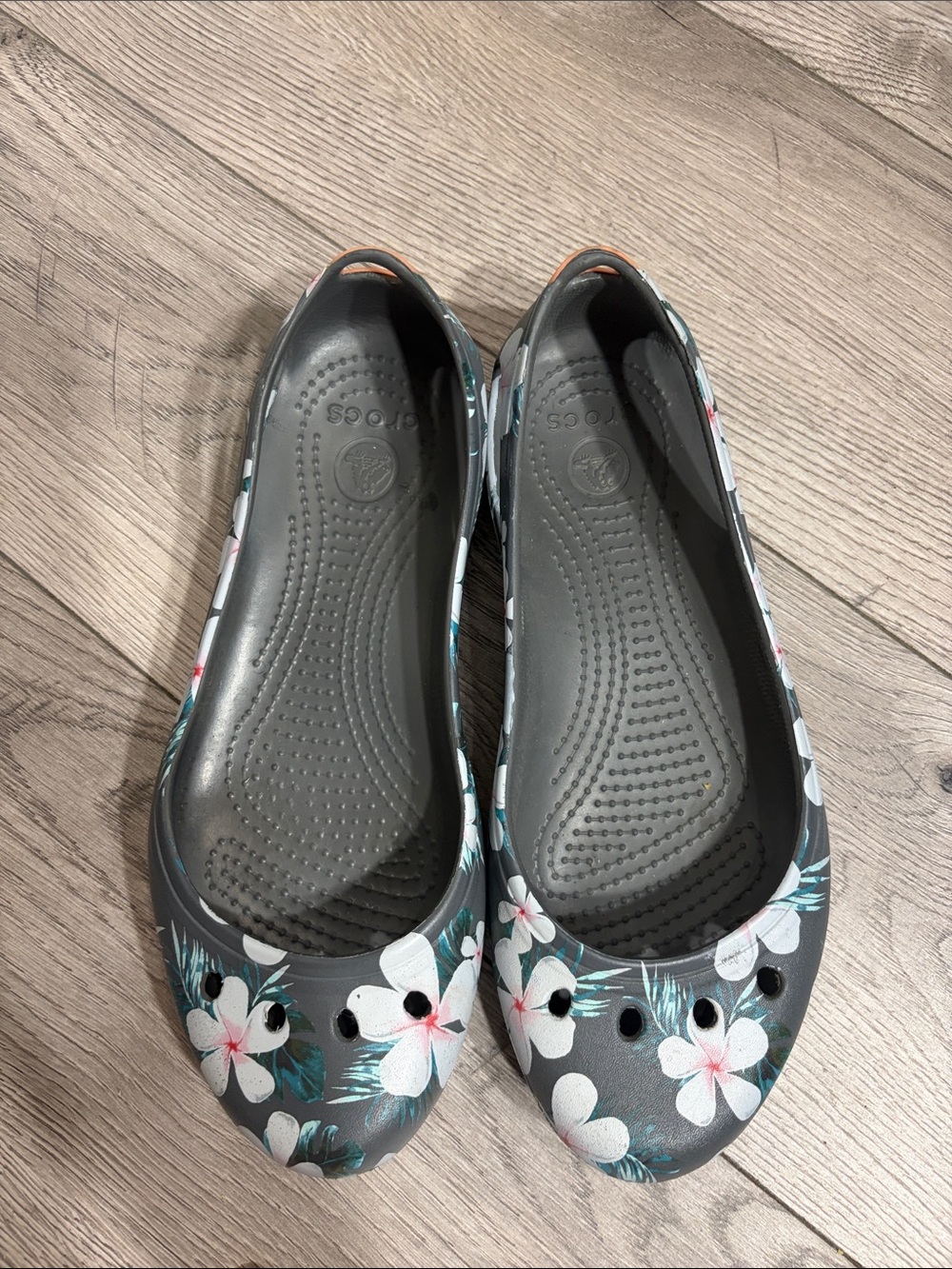 CROCS Women’s Gray Floral Slip-On Ballet Flats Sz 7W